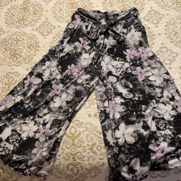 Floral Flowy Capris - Picture 2 of 2